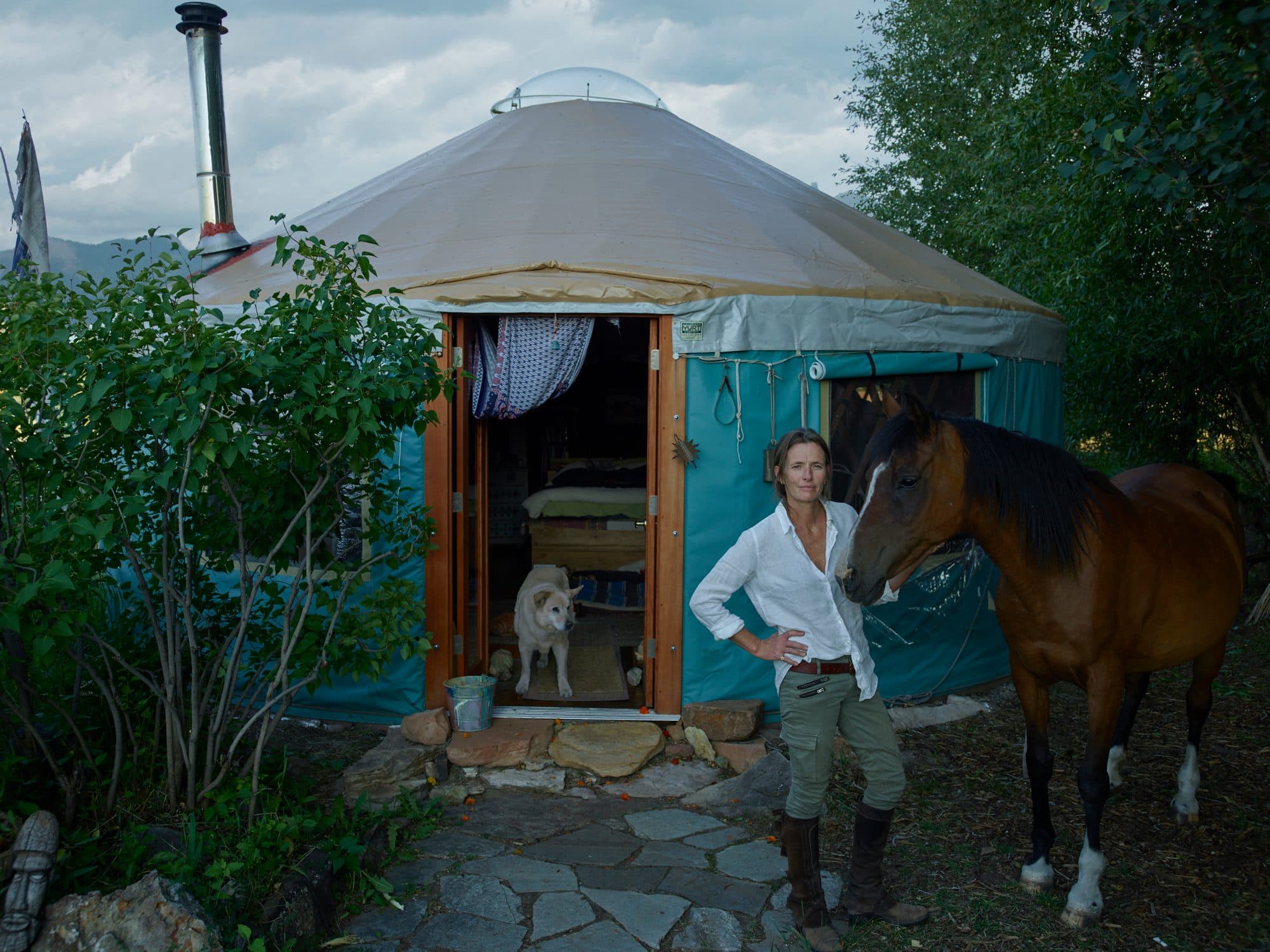 Annie Leibovitz, Alexandra Fuller, Kelly, Wyoming, 2016. © Annie Leibovitz.